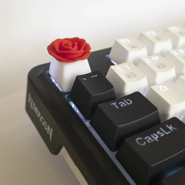 Keycap 3D - czerwona róża na białym spodzie3