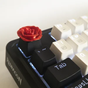 Keycap 3D - czerwona róża na czarnym spodzie3