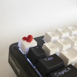 keycap 3d - Czerwone serce zatopione bokiem w białym klawiszu3