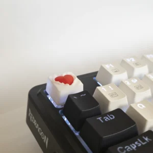 keycap 3d - Czerwone serce zatopione poziomo w białym klawiszu3