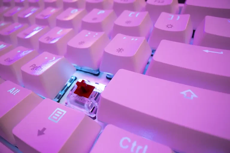 Keycaps – kompletny przewodnik: rodzaje, materiały i&nbsp;personalizacja