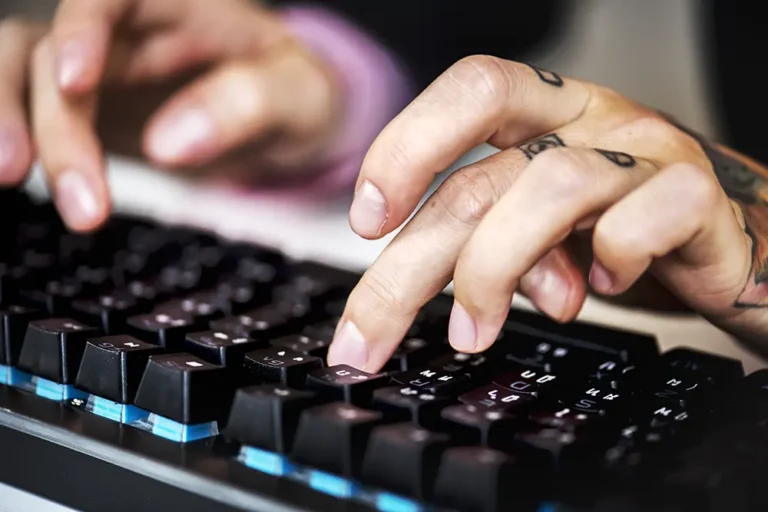 Klawiatura i mysz bezprzewodowa: technologie, funkcje i wybór odpowiedniego zestawu