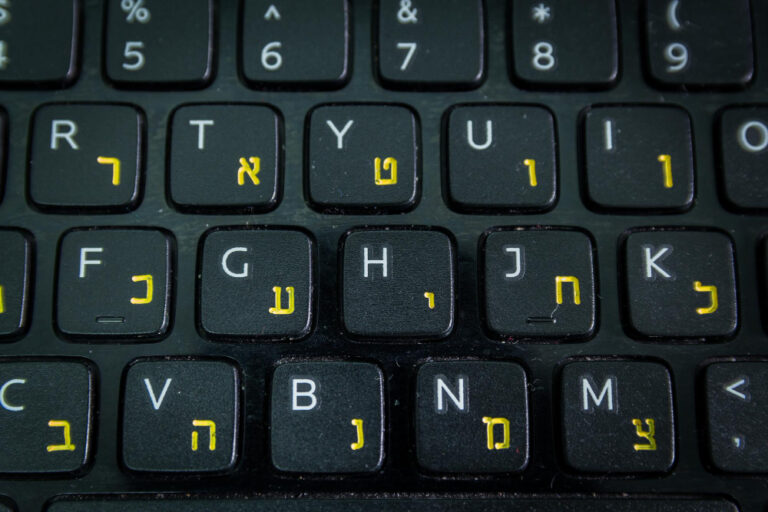 Klawisz do klawiatury – jak znaleźć i zamontować brakujący klawisz w laptopie?