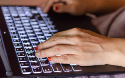 Gdzie kupić klawisz do&nbsp;laptopa online – jak wybrać pewne źródło i&nbsp;uniknąć zwrotów?