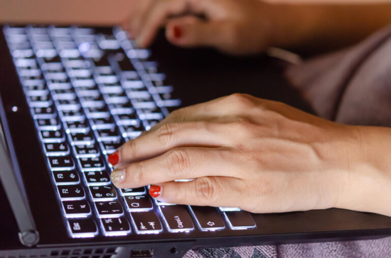 Gdzie kupić klawisz do&nbsp;laptopa online – jak wybrać pewne źródło i&nbsp;uniknąć zwrotów?