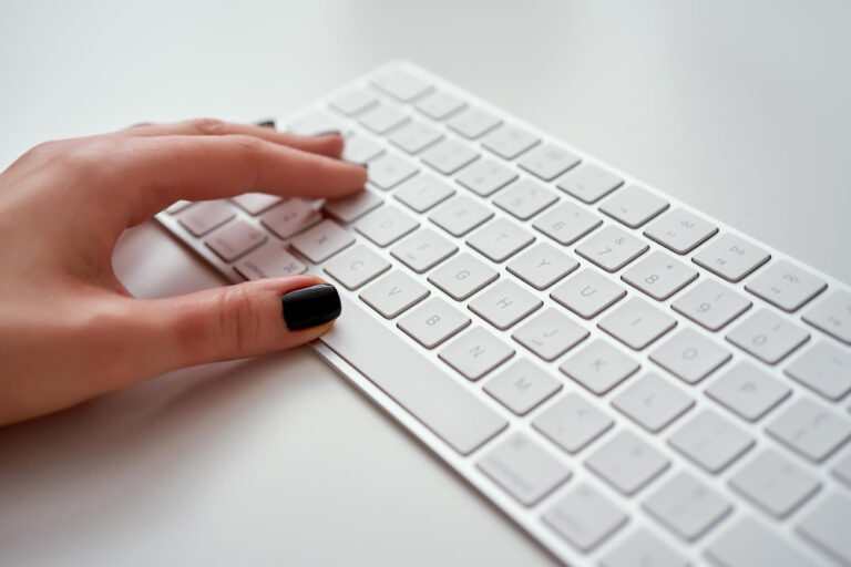 Klawiatura jak w&nbsp;laptopie – czy&nbsp;warto wybrać niskoprofilową klawiaturę?
