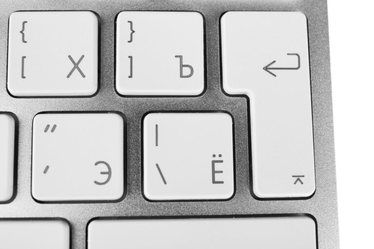 Klawisz do&nbsp;klawiatury laptopa – jak dobrać i&nbsp;wymienić pojedynczy element?