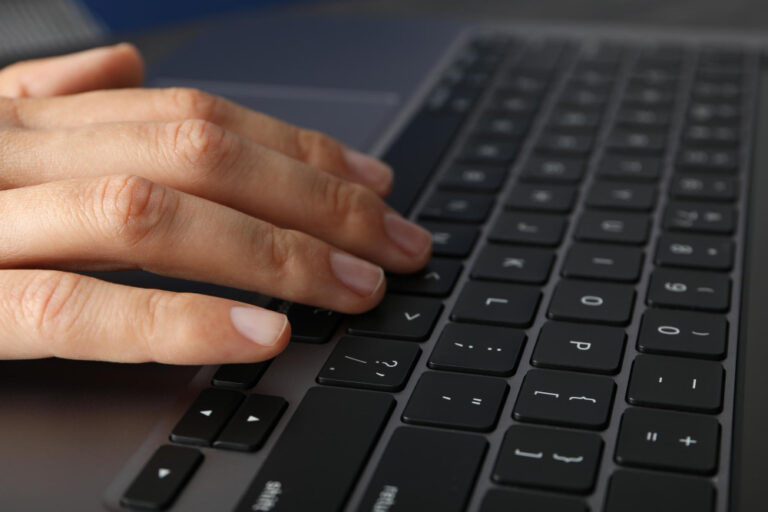 Klawisz do&nbsp;klawiatury laptopa – jak dobrać i&nbsp;wymienić bez&nbsp;błędów?