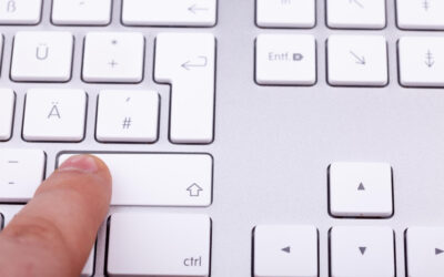 Klawisze do laptopa – jak dobrać odpowiedni zestaw i zamontować nowe klawisze?