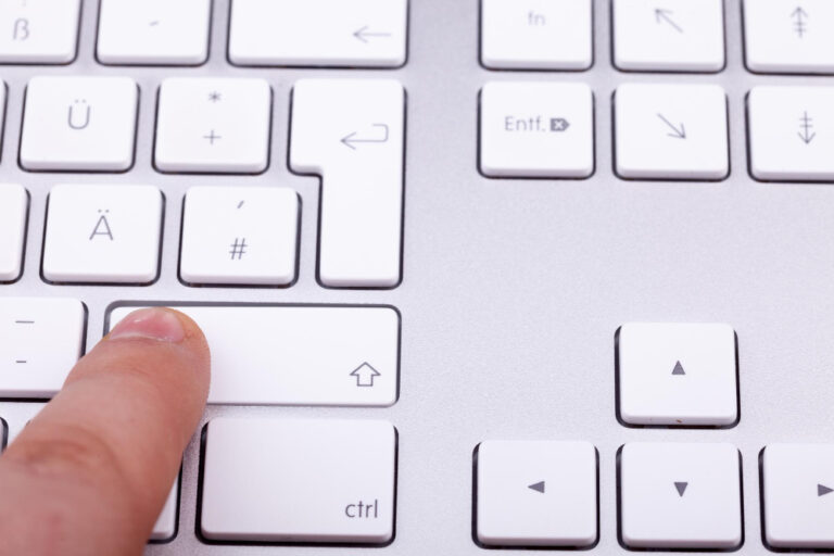 Klawisze do&nbsp;laptopa – jak dobrać odpowiedni zestaw i&nbsp;zamontować nowe klawisze?
