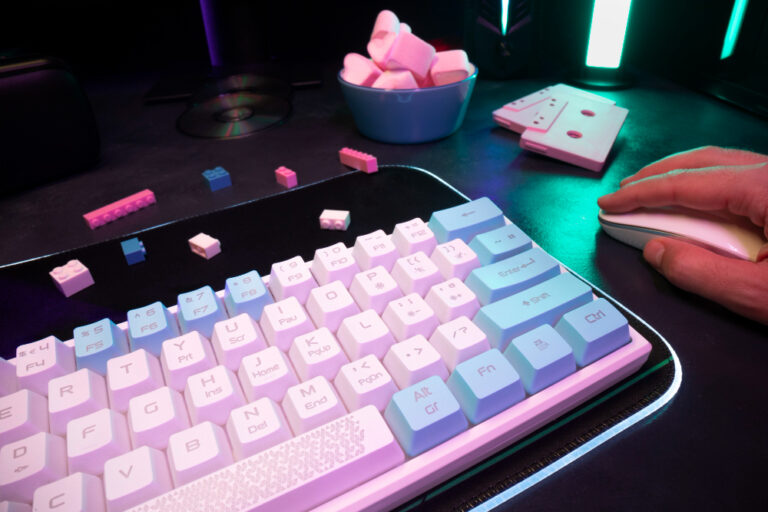 Pudding keycaps – profil OEM czy Cherry? Ergonomia, brzmienie i efekt RGB