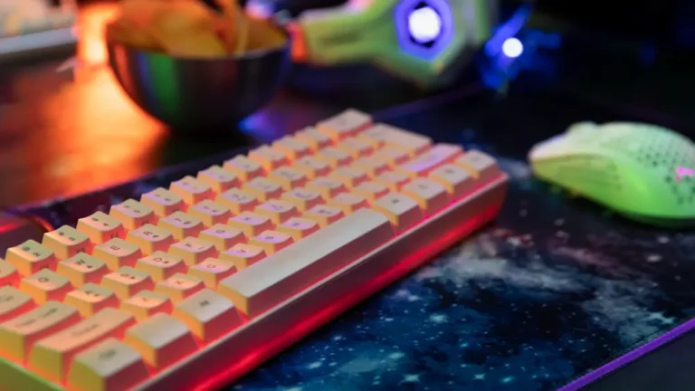 Keycaps 75% – jak dobrać zestaw do układu 75 i uniknąć braków w klawiszach