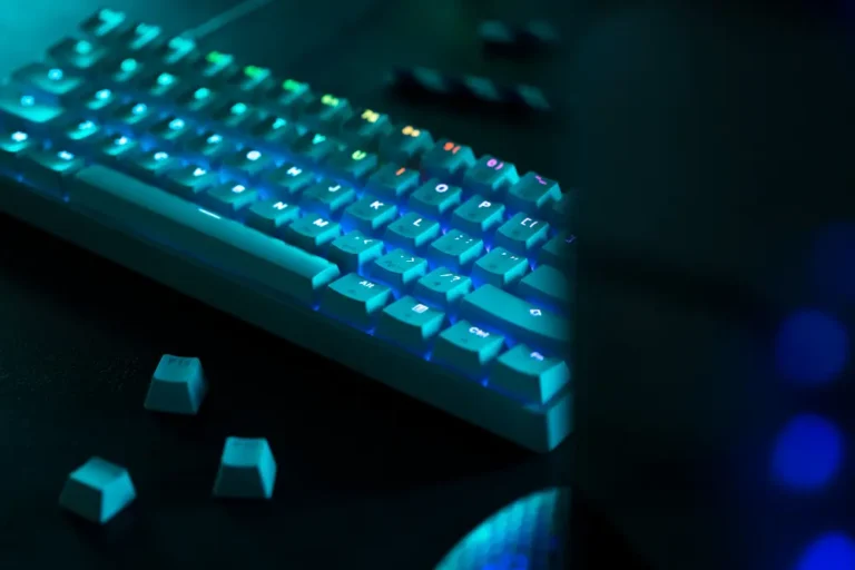 Double-shot keycaps – co&nbsp;to&nbsp;jest i&nbsp;dlaczego nadruk nie&nbsp;schodzi (jak rozpoznać jakość)