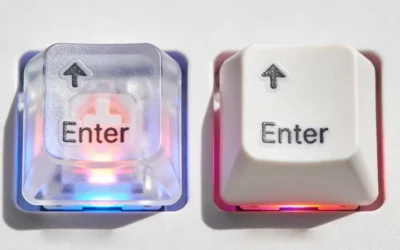 Shine-through keycaps – jak wybrać nakładki przepuszczające światło do&nbsp;RGB (bez&nbsp;rozczarowań)