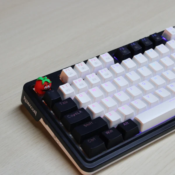 Keycap 3D Pomidor Cherry MX na klawiaturze mechanicznej