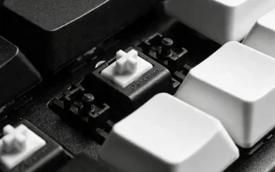 Blank keycaps – komu&nbsp;naprawdę pomagają, a&nbsp;komu&nbsp;tylko&nbsp;utrudniają korzystanie z&nbsp;klawiatury
