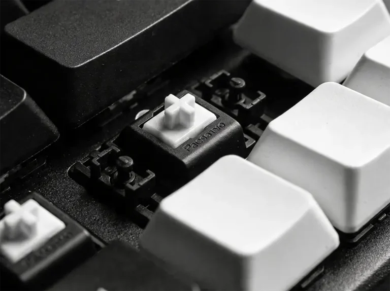Blank keycaps – komu&nbsp;naprawdę pomagają, a&nbsp;komu&nbsp;tylko&nbsp;utrudniają korzystanie z&nbsp;klawiatury