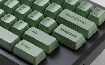 Keycaps z&nbsp;własnym napisem – jak zamówić personalizowany klawisz i&nbsp;przygotować projekt bez&nbsp;poprawek