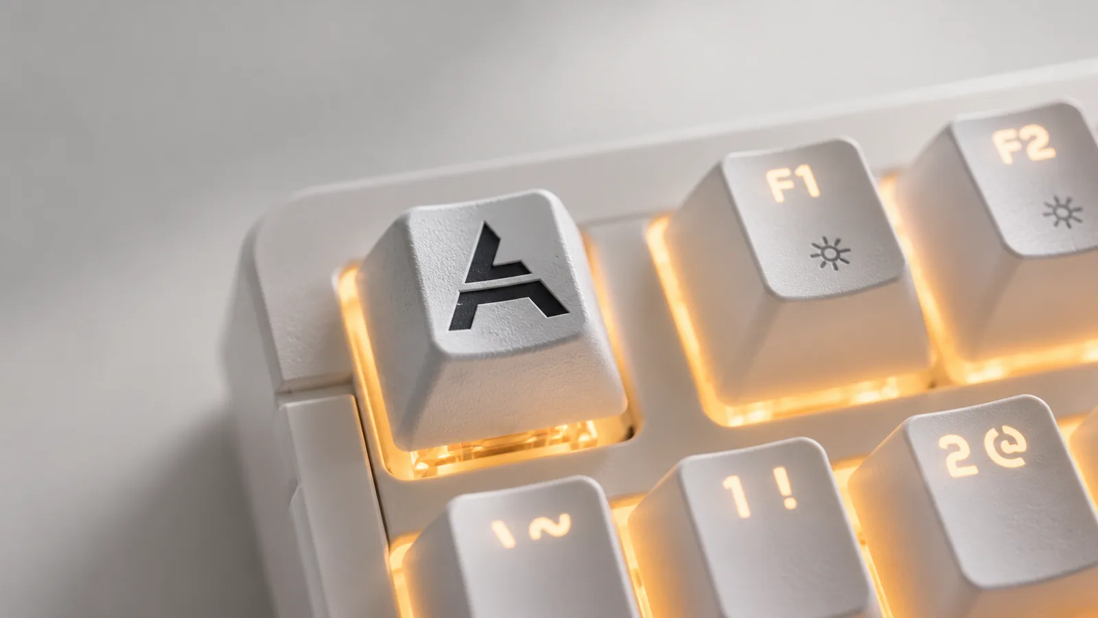 Custom keycap Agent Conf zamontowany na klawiaturze